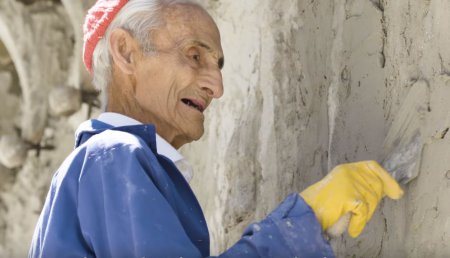 91-летний испанец уже полвека своими руками строит огромный собор. ВИДЕО