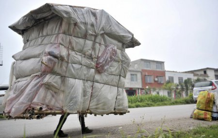 Человек-улитка из Китая никогда не расстается со своим домом. ФОТО
