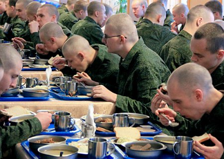 Мясо с тараканами, каша с червями - так кормят украинских военных. ФОТО