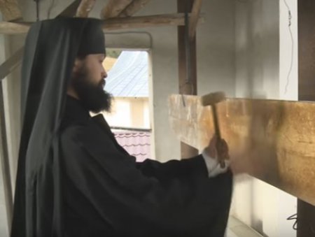 Великолепный музыкальный слух: румынский  монах отстукивает сложный ритм на обычной доске. ВИДЕО