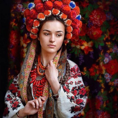 Красивые портреты современных девушек в традиционных украинских венках