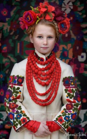 Красивые портреты современных девушек в традиционных украинских венках