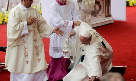 Папа Римский в Польше упал во время торжественной мессы