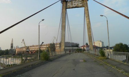 В Киеве, упав с моста, погиб молодой парень