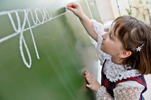 В школах Днепра с нового учебного года запретят пользоваться шариковыми ручками