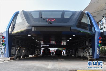 В Китае появился первый автобус-портал. ФОТО