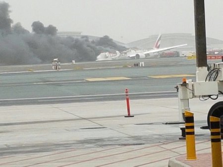 В аэропорту Дубая при посадке загорелся авиалайнер. ФОТО. ВИДЕО