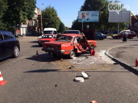 ДТП в Днепре - после столкновения с "Тойотой" от "Москвича" почти ничего не осталось