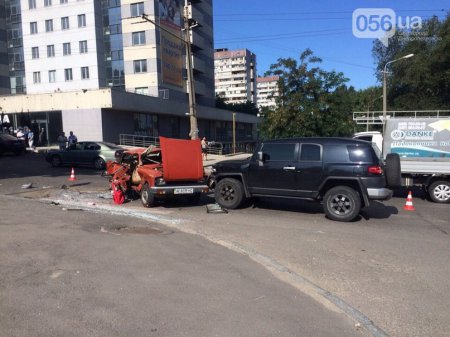 ДТП в Днепре - после столкновения с "Тойотой" от "Москвича" почти ничего не осталось