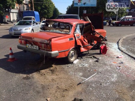 ДТП в Днепре - после столкновения с "Тойотой" от "Москвича" почти ничего не осталось