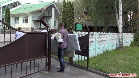Парень, от которого якобы была беременная Дарья Лаговская, пожертвовал детские вещи Житомирскому дому для новорожденных