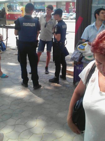 Днепр, 12 квартал: патрульные полицейские штрафуют пешеходов