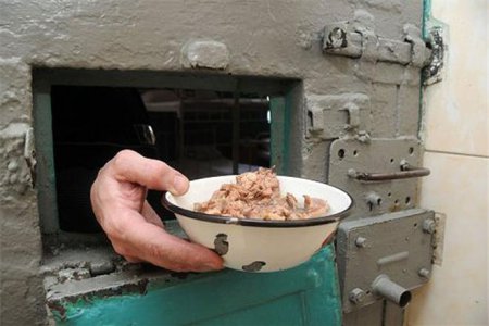 Украинских заключенных кормят червивой рыбой, купленной у соратников "Семьи"