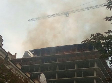 В центре Днепра горит здание (фото, видео)