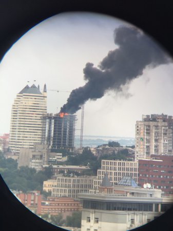 В центре Днепра горит здание (фото, видео)