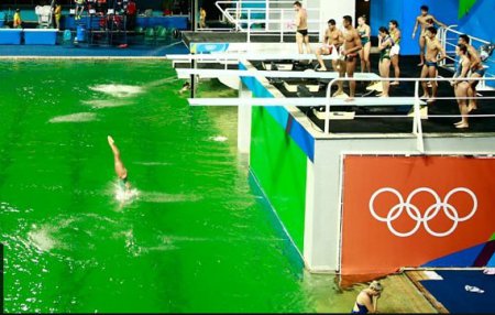 Олимпиады-2016: В соцсетях бурно обсуждают причину смены цвета воды в бассейне на зелёный