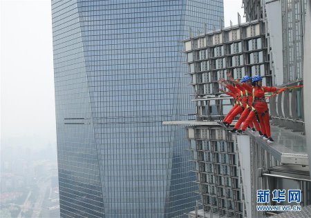 Экстремальный "аттракцион" в Шанхае - хождение по краю небоскреба. ФОТО