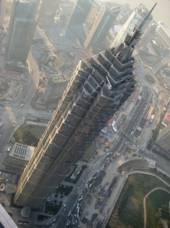 Экстремальный "аттракцион" в Шанхае - хождение по краю небоскреба. ФОТО