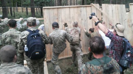 В Киеве сегодня бойцы ОУН снесли скандальное строительство