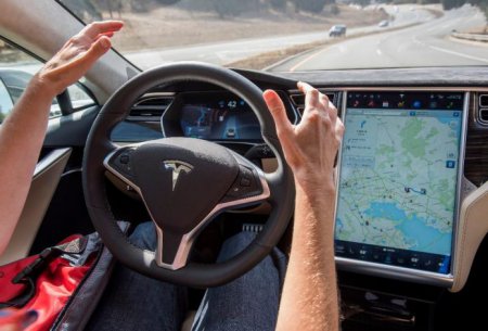 Автопилот Tesla спас жизнь водителю из Канады