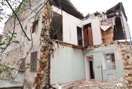 В Одессе люди несколько месяцев живут в полуразрушенном доме
