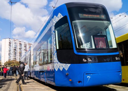 В Киеве выпустили новый бесшумный трамвай с кондиционером и Wi-fi