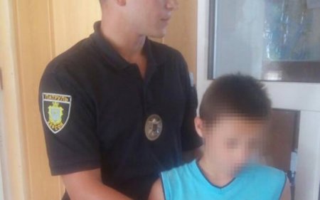 Херсонские полицейские накормили мальчика
