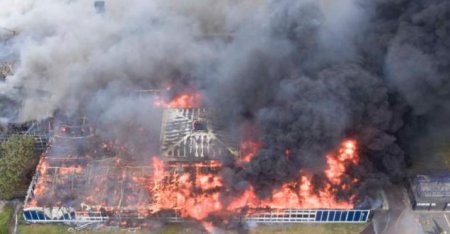Одна из британских школ вспыхнула горячим пламенем