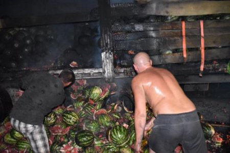 В Херсонской области горящую фуру тушили арбузами. ФОТО