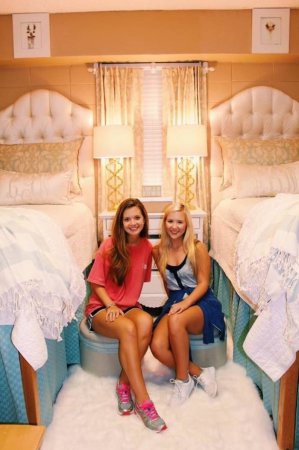 Студентки университета в США превратили комнату в общежитии в настоящие покои для принцесс. ФОТО