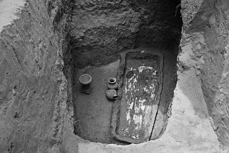 В Китае археологи обнаружили могилу богатой женщины с необычными украшениями. ФОТО