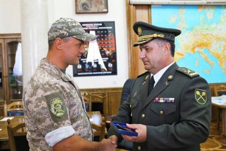 Полторак представил новую военную форму для генералов. ФОТО