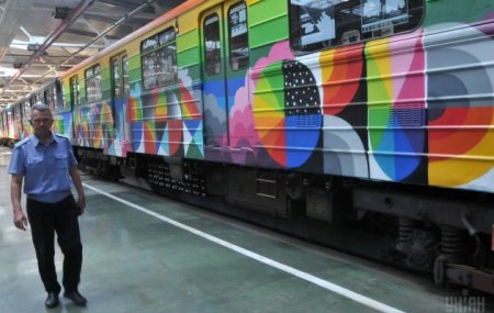 В Киеве начал курсировать поезд-мурал, созданный испанским художником Okuda. ФОТО