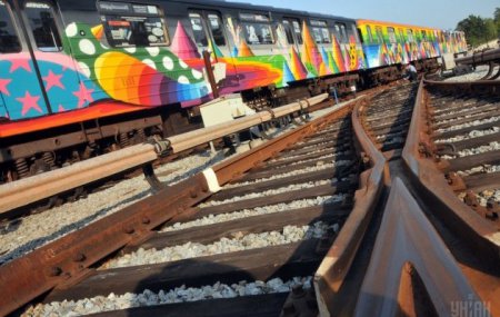 В Киеве начал курсировать поезд-мурал, созданный испанским художником Okuda. ФОТО