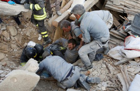 Жертвами сильного землетрясения в Италии стали 24 человека. ФОТО