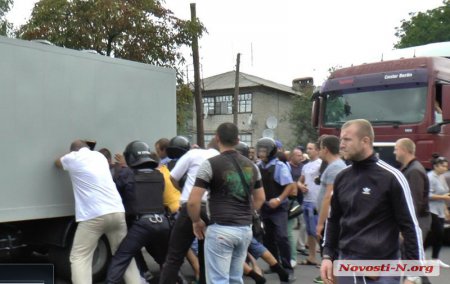 В Николаевской области люди чуть не устроили самосуд над полицейскими-убийцами