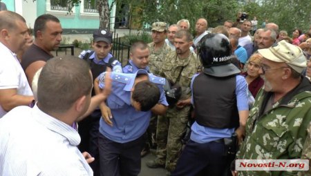 В Николаевской области люди чуть не устроили самосуд над полицейскими-убийцами