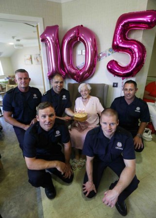 Британка на свой 105-й день рождения заказала пожарного с татуировками