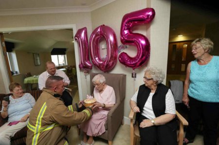 Британка на свой 105-й день рождения заказала пожарного с татуировками