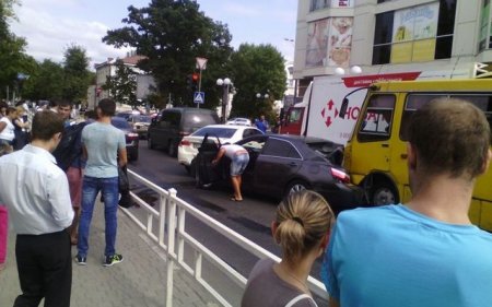 В Херсоне возле здания мэрии произошло ДТП с участием 7 автомобилей