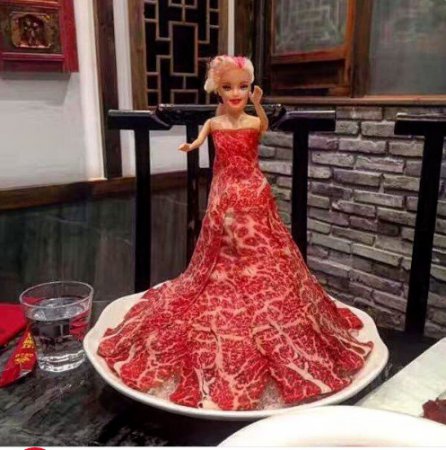 Скандально известное мясное платье Леди Гаги теперь можно попробовать в ресторане. ФОТО