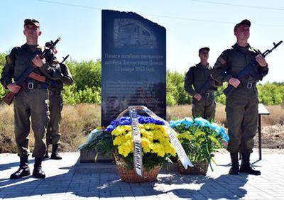 Сегодня установили памятник жертвам трагедии возле Волновахи