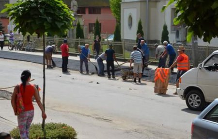 Устали ждать: жители закарпатского села своими силами отремонтировали все свои дороги