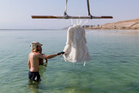 Израильская художница на два года погрузила платье в Мертвое море. ФОТО