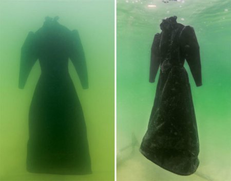 Израильская художница на два года погрузила платье в Мертвое море. ФОТО