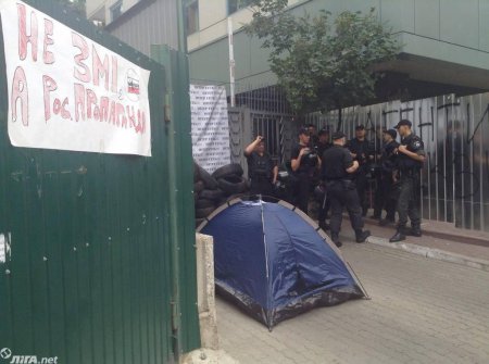 Протестующие возвели баррикады возле здания Интер