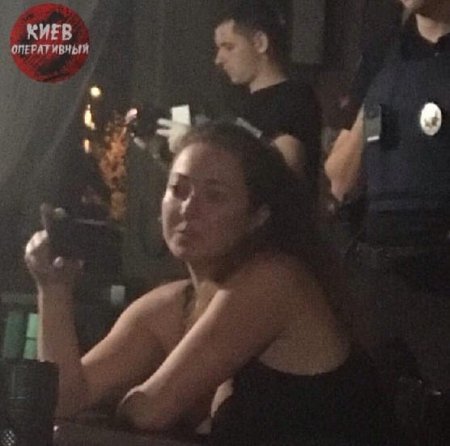 Пьяная инспектор патрульной полиции устроила в ресторане дебош со стрельбой. ВИДЕО