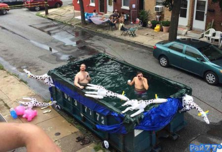 Забавный закон: жителям Филадельфии запретили купаться в мусорных контейнерах