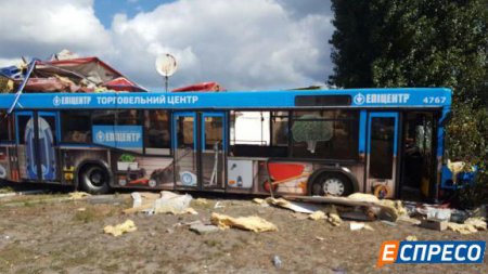 Киевский автобус протаранил кафе: есть пострадавшие