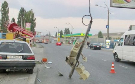 В Одессе Nissan столкнулся со светофором